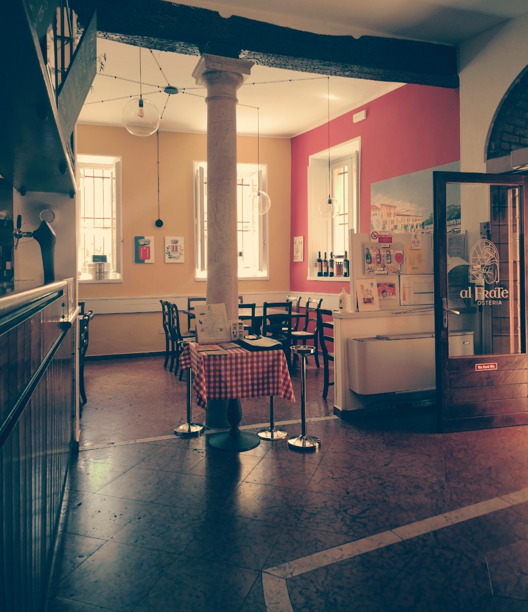 L’ingresso con la vetrata Al Frate Osteria