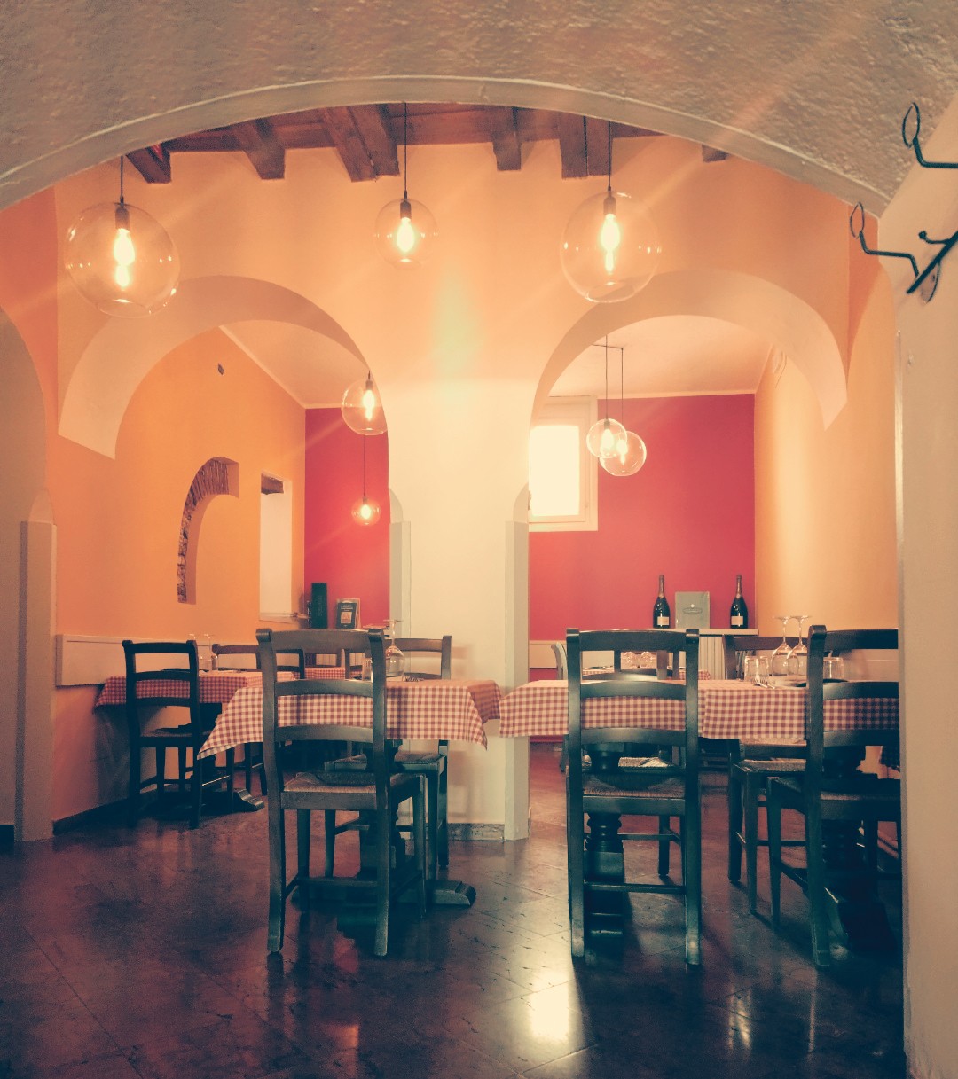 La sala con archi e luci calde dell'Osteria Al Frate